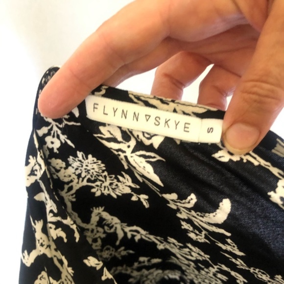 Flynn Skye Leah Keyhole Choker Neck Long Sleeve Blouse Black Floral size Small - Picture 10 of 13